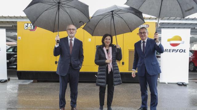 La ministra de Defensa, en uno de los centros donde se envían los generadores a Ucrania.