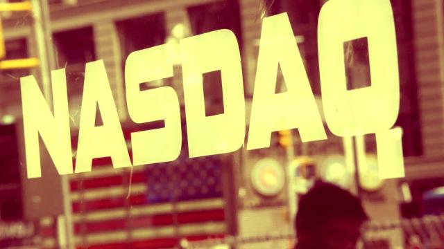 Un hombre camina por delante de la sede del Nasdaq en Nueva York.
