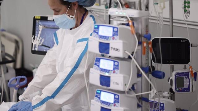 Imagen de archivo de una enfermera atendiendo a una paciente con Covid-19 en la UCI.