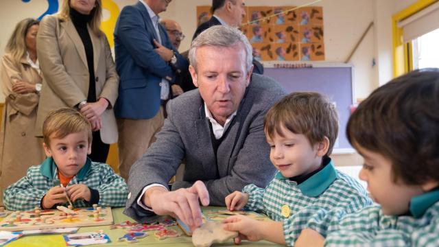 El presidente de la Xunta, Alfonso Rueda, visita un colegio en O Porriño (Pontevedra).