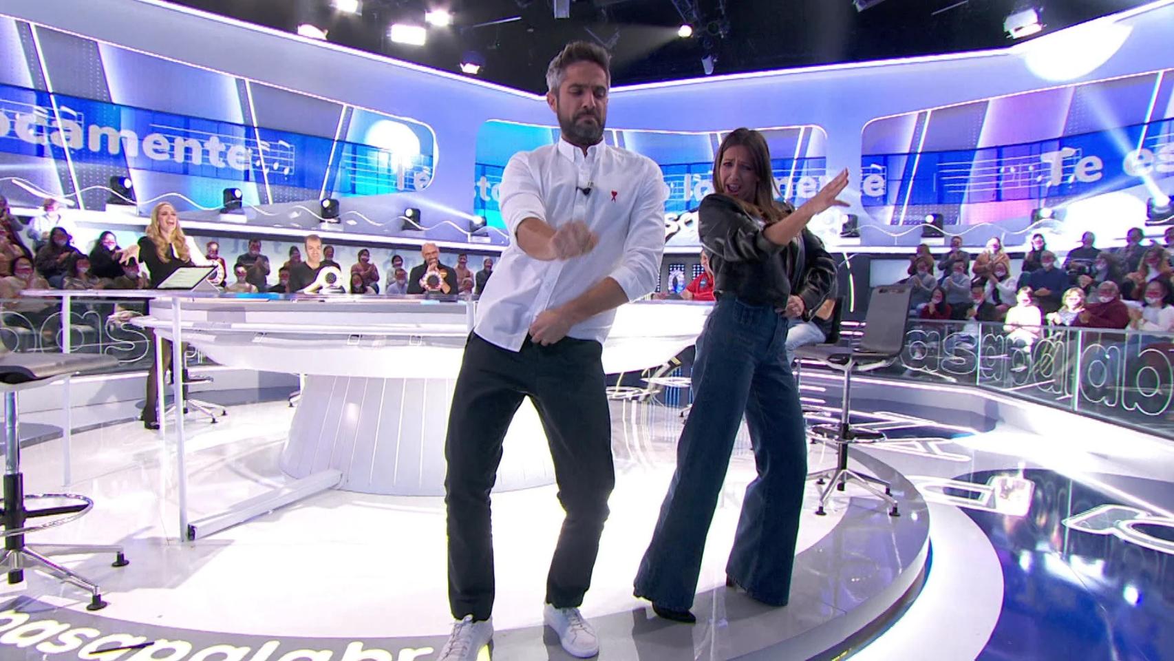 Ana Ruiz y Roberto Leal en el plató de 'Pasapalabra'