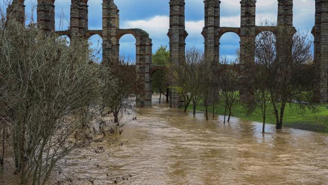 La crecida del río Albarregas a su paso por Mérida bajo el acueducto de Los Milagros.