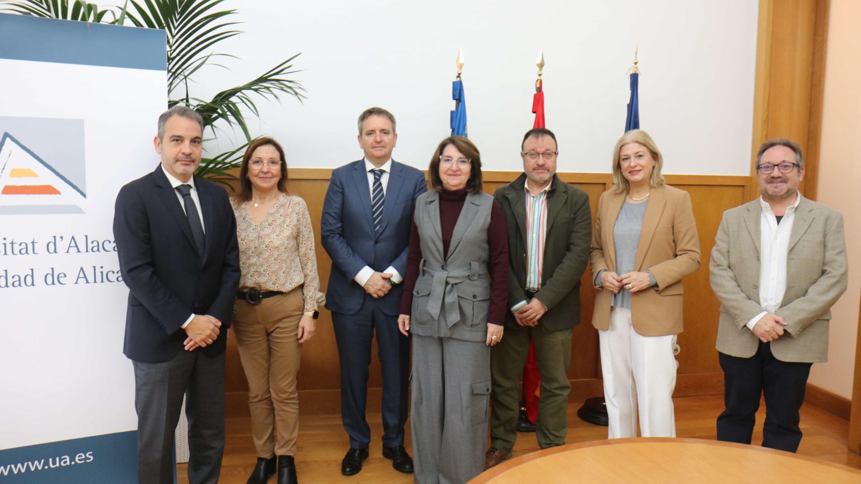 Los responsables de la firma del convenio entre la UA e IMED Hospitales, este miércoles.