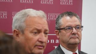 El consejero de Agricultura, Ganadería y Desarrollo Rural, Gerardo Dueñas; junto al presidente de la Interprofesional del Vino en España, Ángel Villafranca, hoy en Valladolid