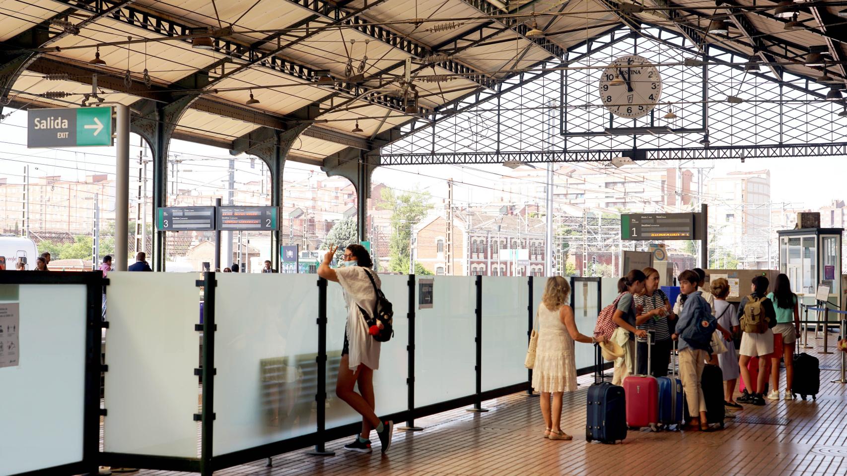 Viajeros esperando la salida de un tren en la estación Campo Grande de Valladolid