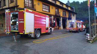Los efectivos de bomberos del Ayuntamiento de Ponferrada en el exterior del Palacio de Canedo.