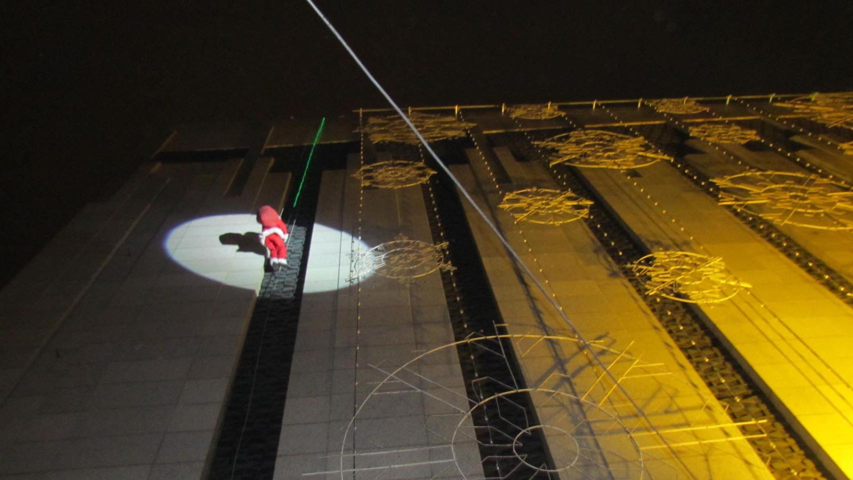 Subida de Papá Noel por la fachada de El Corte Inglés del Paseo de Zorrilla