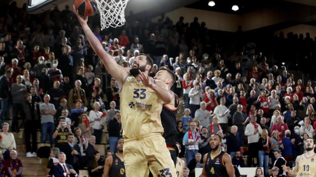Nikola Mirotic realiza una entrada a canasta ante el Monaco