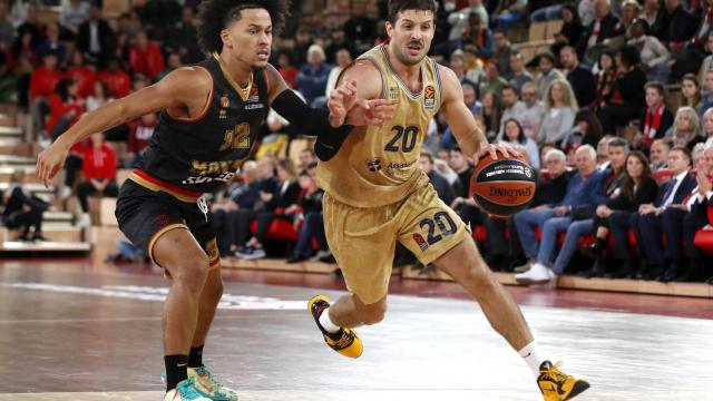 Nico Laprovittola realiza una entrada a canasta ante el AS Mónaco