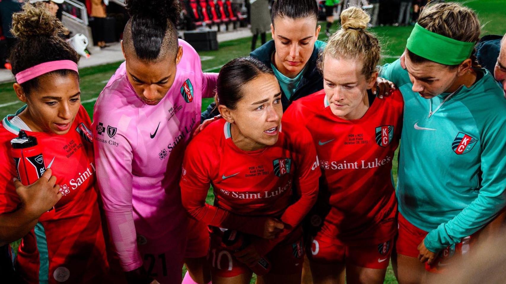Jugadoras de un equipo de la NWSL en una charla