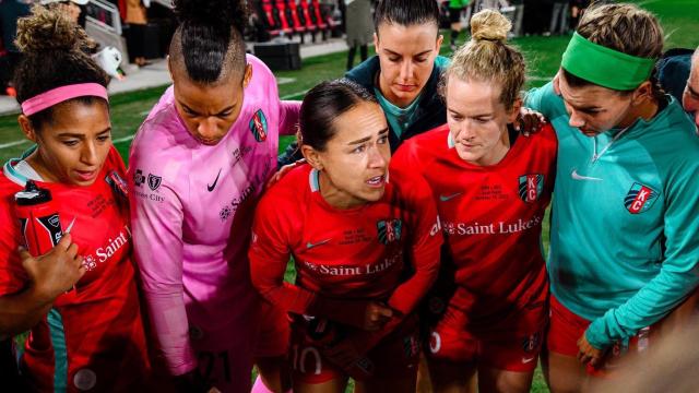 Jugadoras de un equipo de la NWSL en una charla