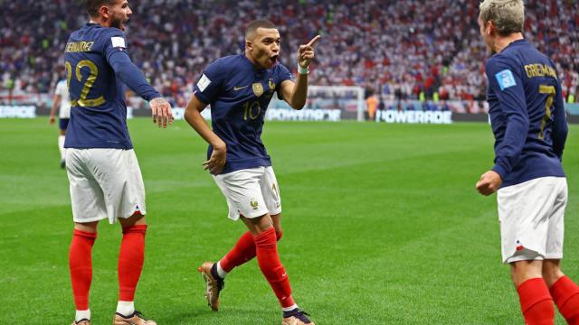 Kylian Mbappe, Antoine Griezmann y Theo Hernández celebran un gol de Francia