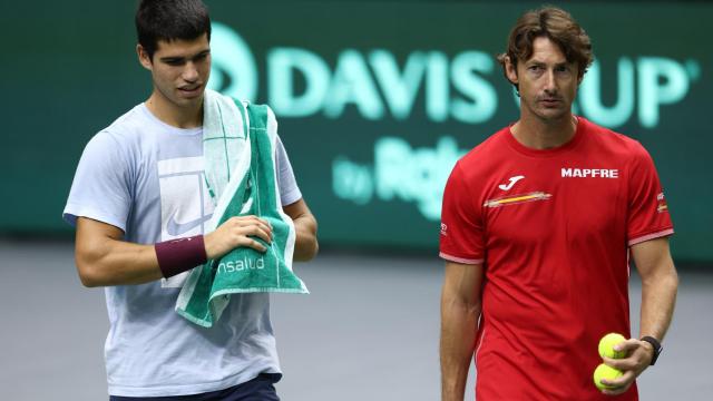 Juan Carlos Ferrero, durante un entrenamiento con Carlos Alcaraz