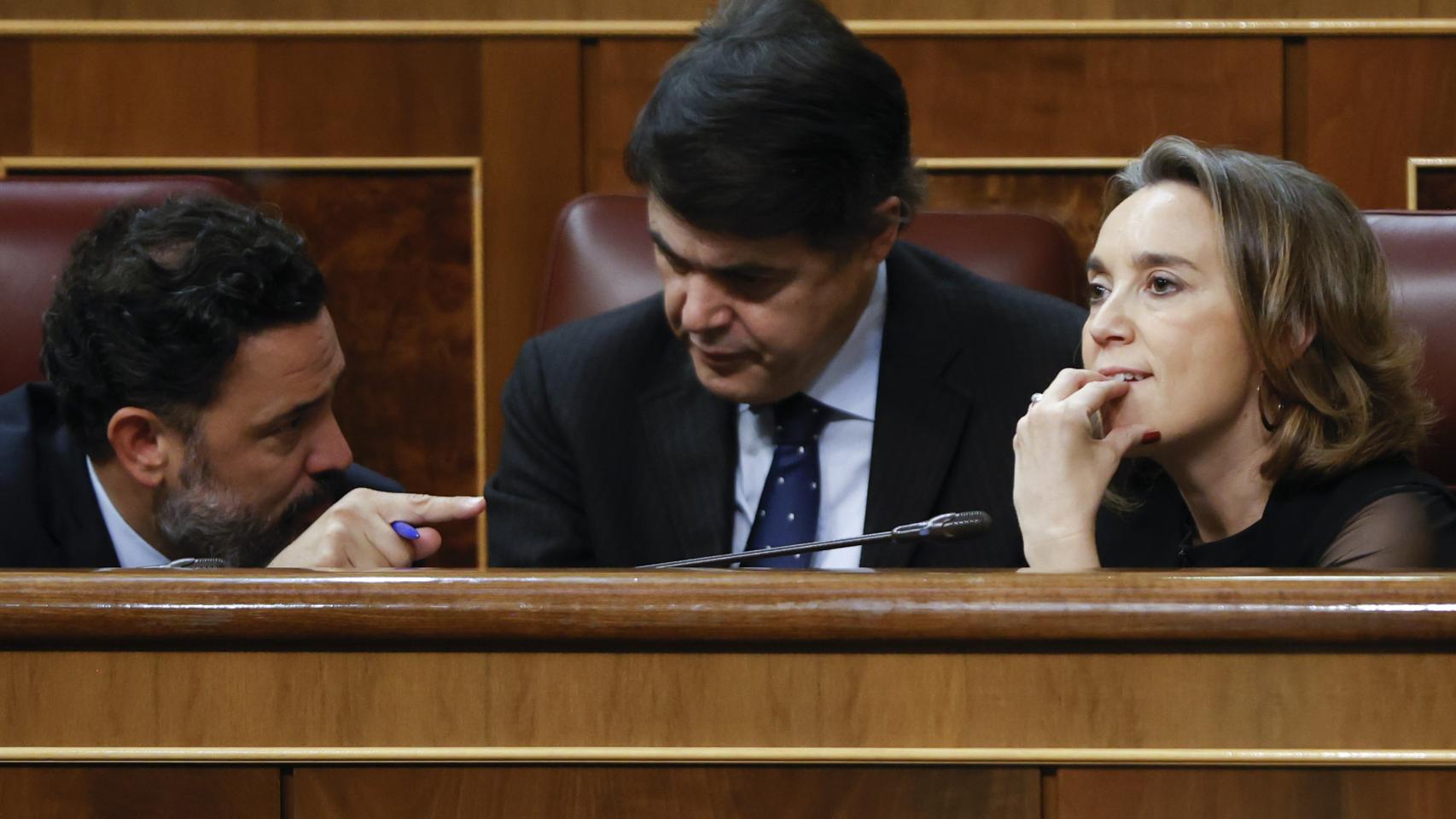 Cuca Gamarra, portavoz del PP en el Congreso, este miércoles junto a Carlos Rojas y Guillermo Mariscal.