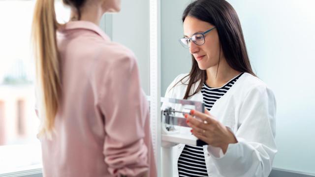 Mujer en la consulta con doctora.