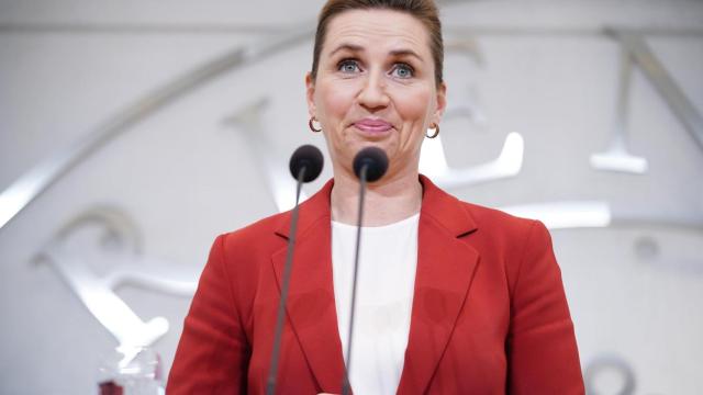 La primera ministra Mette Frederiksen (C) de los socialdemócratas presenta un nuevo gobierno. danés en el castillo de Marienborg, Dinamarca