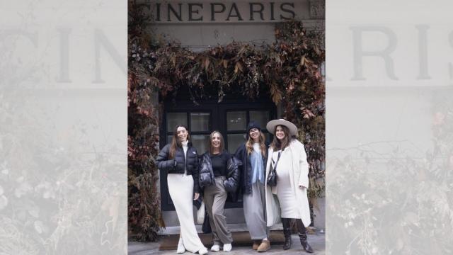 Carla Estévez, Omaira Marcos, Patricia García e Iria Lata frente al Cine París de A Coruña.