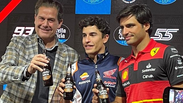 Ignacio Rivera brinda con Marc Márquez y Carlos Sainz.
