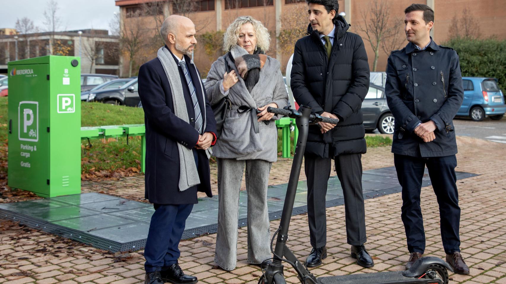 Los vicerrectores de Estudiantes y de Economía, Celia Aramburu y Javier González (I); el responsable de Relaciones Institucionales de Iberdrola en Castilla y León, Ignacio Antolín (C) y el representante de la empresa Solum, Federico Savoldi (D)