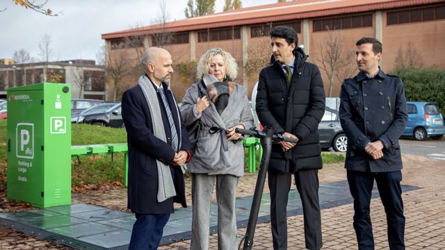 Los vicerrectores de Estudiantes y de Economía, Celia Aramburu y Javier González (I); el responsable de Relaciones Institucionales de Iberdrola en Castilla y León, Ignacio Antolín (C) y el representante de la empresa Solum, Federico Savoldi (D)