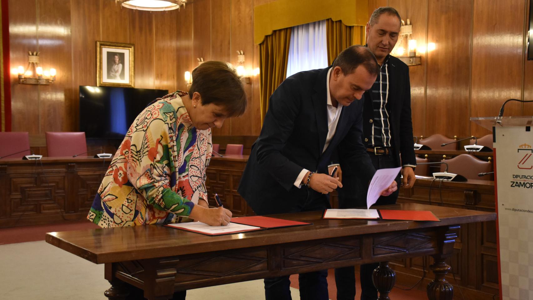 El presidente de la Diputación de Zamora, Francisco Requejo; y la alcaldesa de San Cristóbal de Entreviñas, firman el convenio