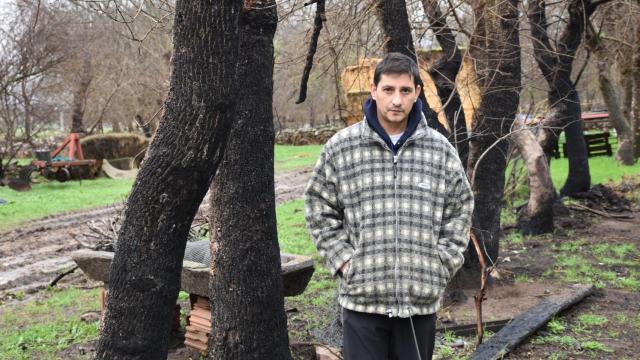 El ganadero Israel León posa seis meses después junto a las instalaciones que se arrasaron durante el incendio