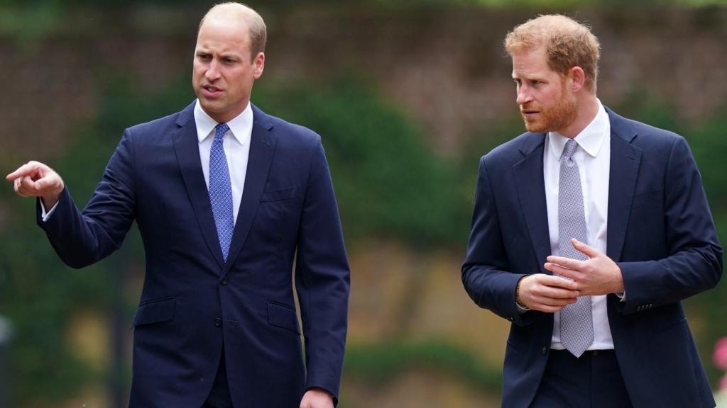 Los príncipes Harry y Guillermo, en una imagen en Kensington Palace.