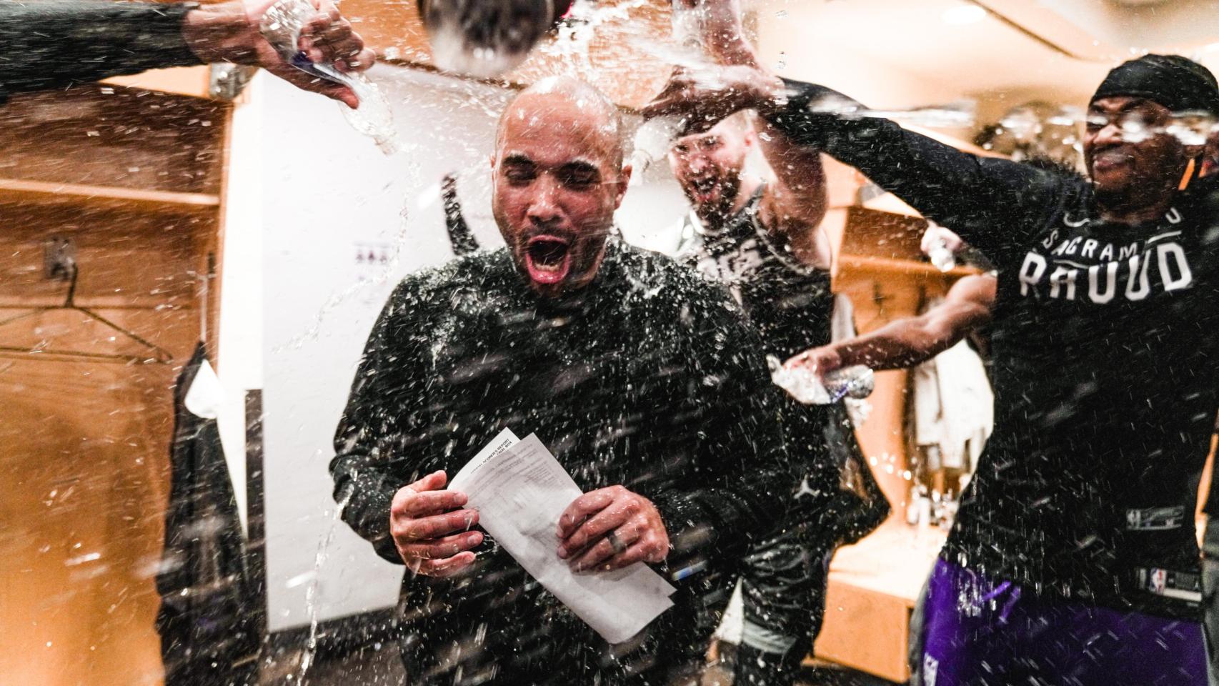 Jordi Fernández felicitado por sus jugadores tras su primer partido como entrenador en la NBA