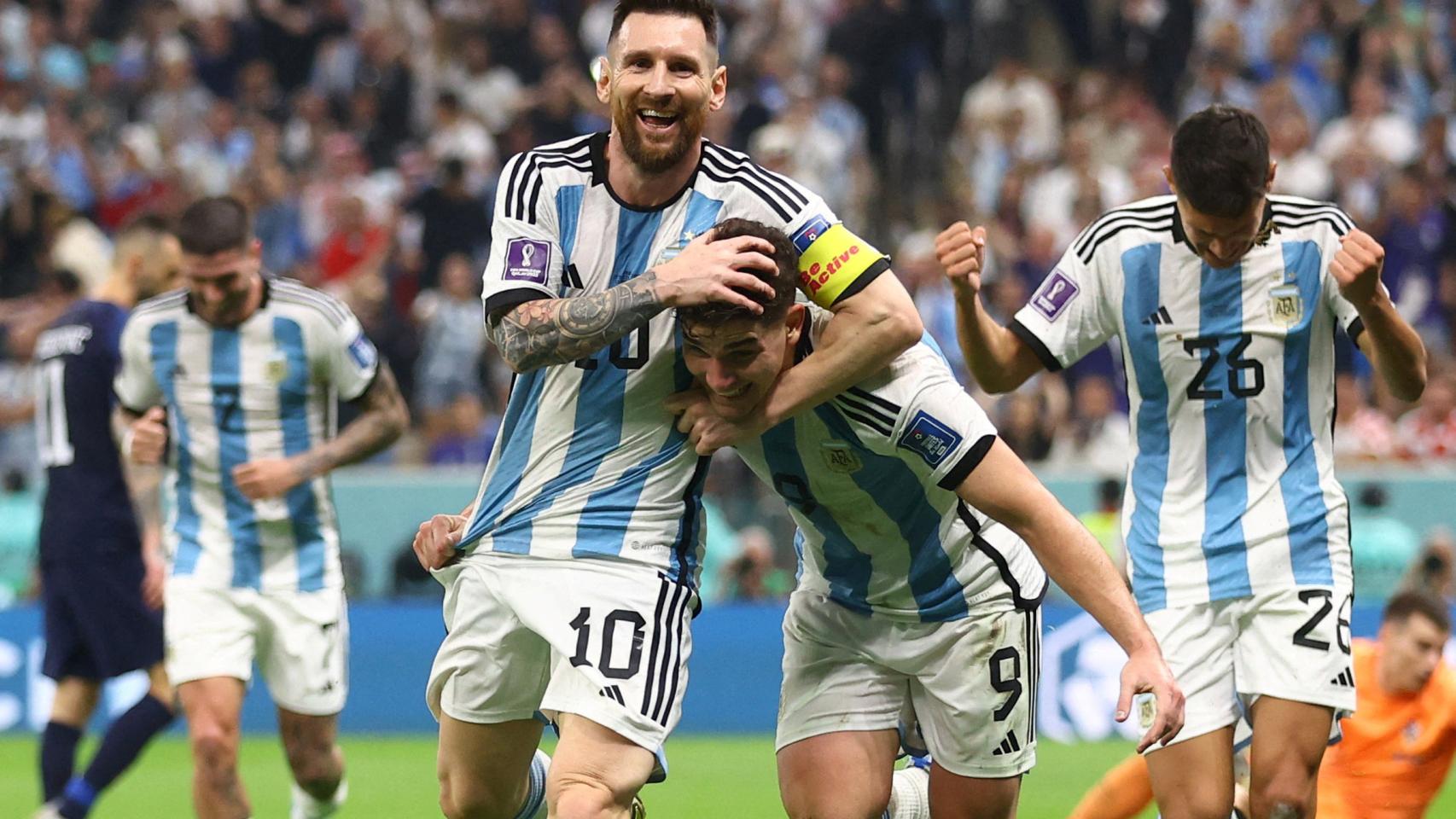 Julián Álvarez celebra un gol junto a Leo Messi.