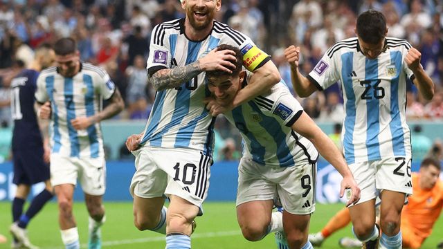 Julián Álvarez celebra un gol junto a Leo Messi.
