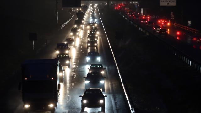 Vehículos atascados en la A-42 a su paso por Illescas en un día lluvioso.