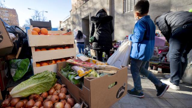 Entrega de alimentos de la Fundación Madrina a familias vulnerables.