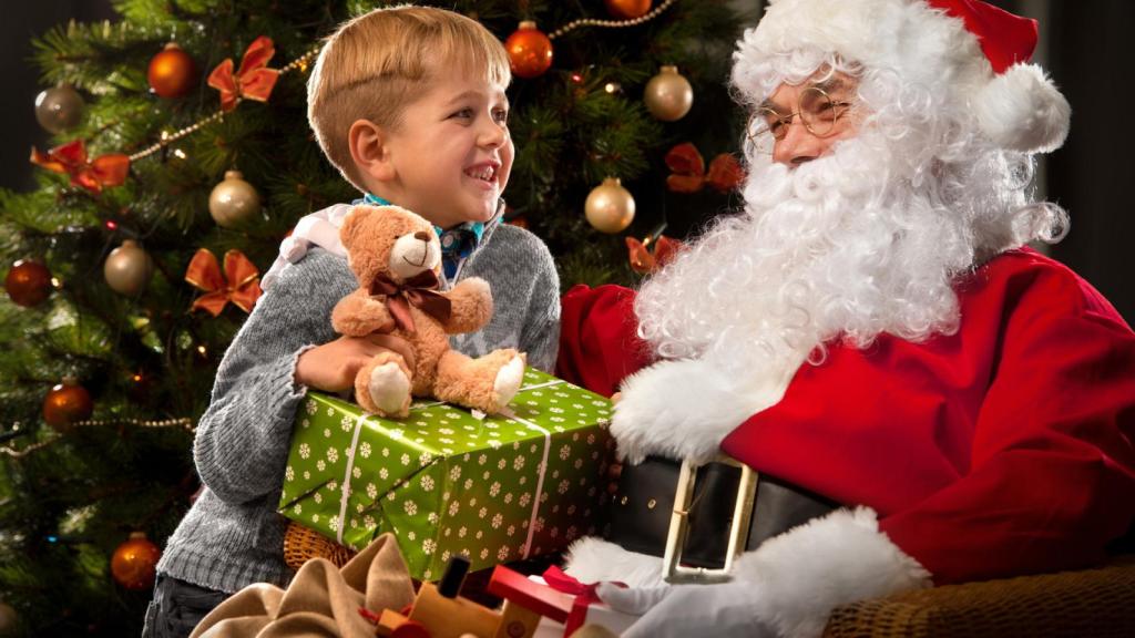 Papá Noel con un niño en una imagen de archivo