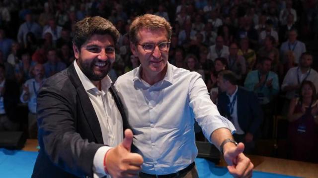 Fernando López Miras y Alberto Núñez Feijóo, en julio, durante el Congreso del PP de Murcia en el Auditorio Víctor Villegas.
