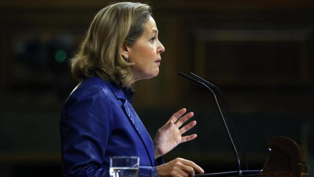 La vicepresidenta primera del Gobierno y ministra de Asuntos Económicos, Nadia Calviño, interviene en el pleno del Congreso celebrado este jueves.