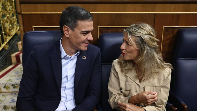 El presidente del Gobierno, Pedro Sánchez y la vicepresidenta segunda y ministra de Trabajo y Economía Social, Yolanda Díaz, durante una sesión plenaria en el Congreso de los Diputados, a 13 de octubre de 2022, en Madrid (España).