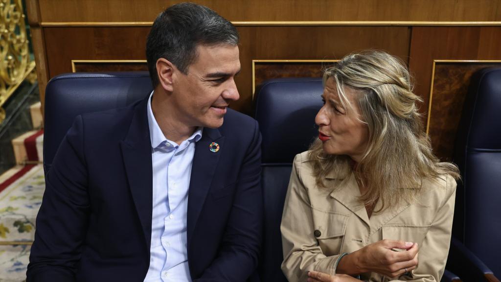 El presidente del Gobierno, Pedro Sánchez y la vicepresidenta segunda y ministra de Trabajo y Economía Social, Yolanda Díaz, durante una sesión plenaria en el Congreso de los Diputados, a 13 de octubre de 2022, en Madrid (España).