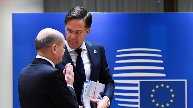 El canciller alemán, Olaf Scholz, conversa con el primer ministro holandés, Mark Rutte, durante el Consejo Europeo de este jueves. Berlín y La Haya rechazan el tope al gas.