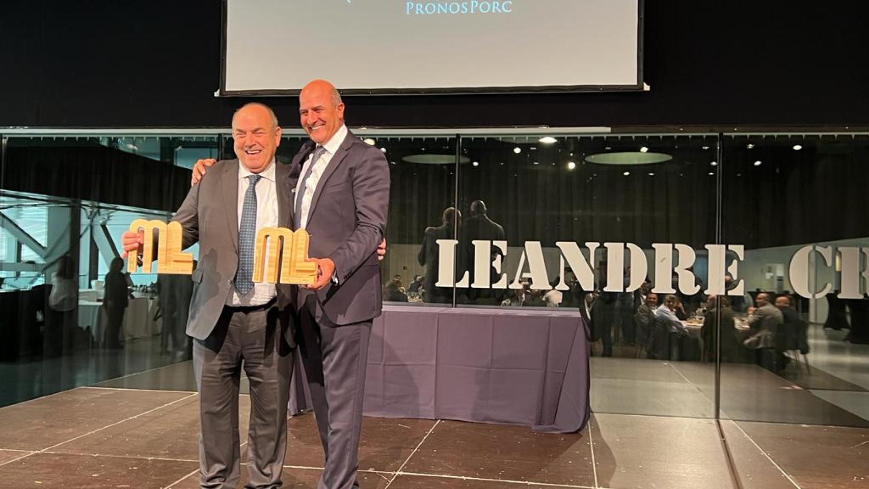 Federico Beltrán, a la izquierda, junto a Juan Pedro Florido, de El Pozo, este jueves recogiendo el premio.