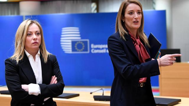 La presidenta de la Eurocámara, Roberta Metsola, y la primera ministra italiana, Giorgia Meloni, durante la cumbre de este jueves