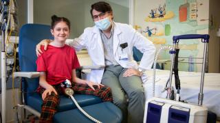 Arena, la primera niña de España en tener un corazón portátil, espera un trasplante de corazón