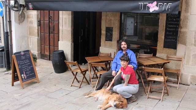 Los responsables de Utopía, en A Coruña, en la terraza del local.