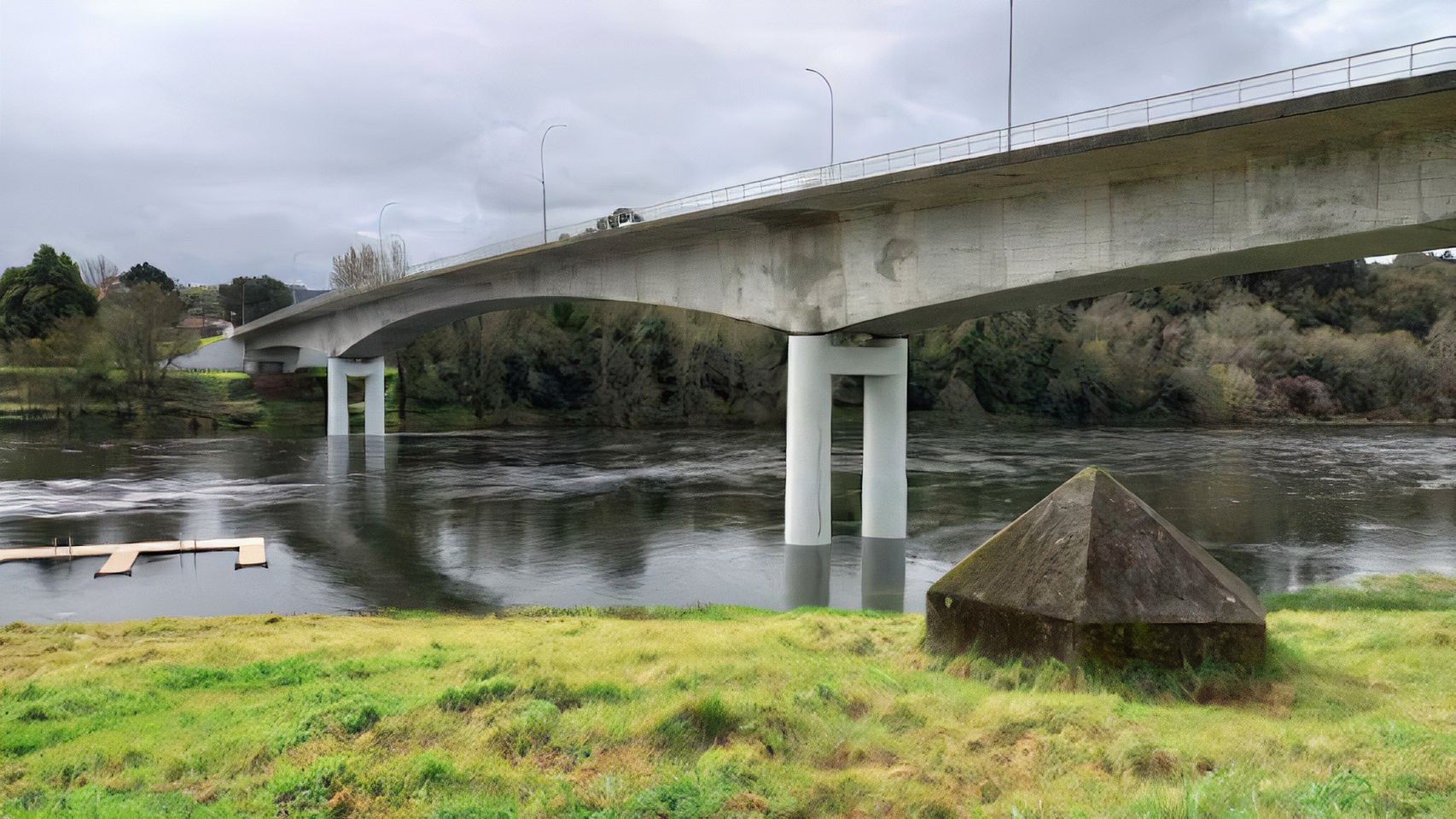 Puente internacional de Salvaterra con los pilares rehabilitados.