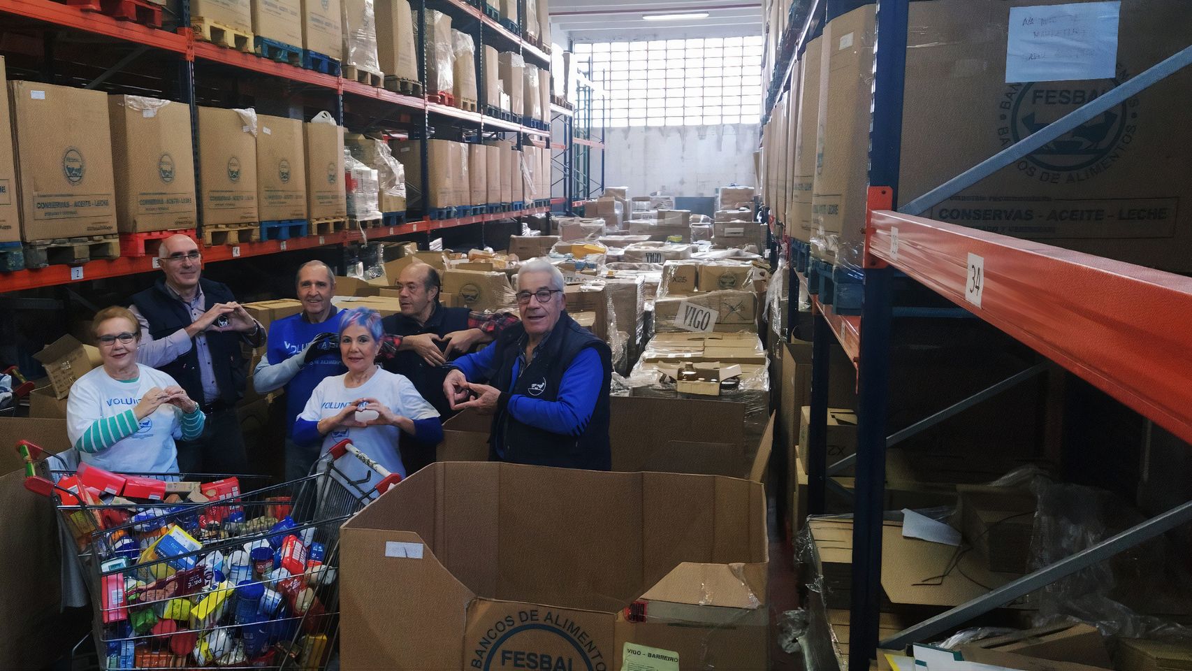 Voluntarios del Banco de Alimentos en el almacén.