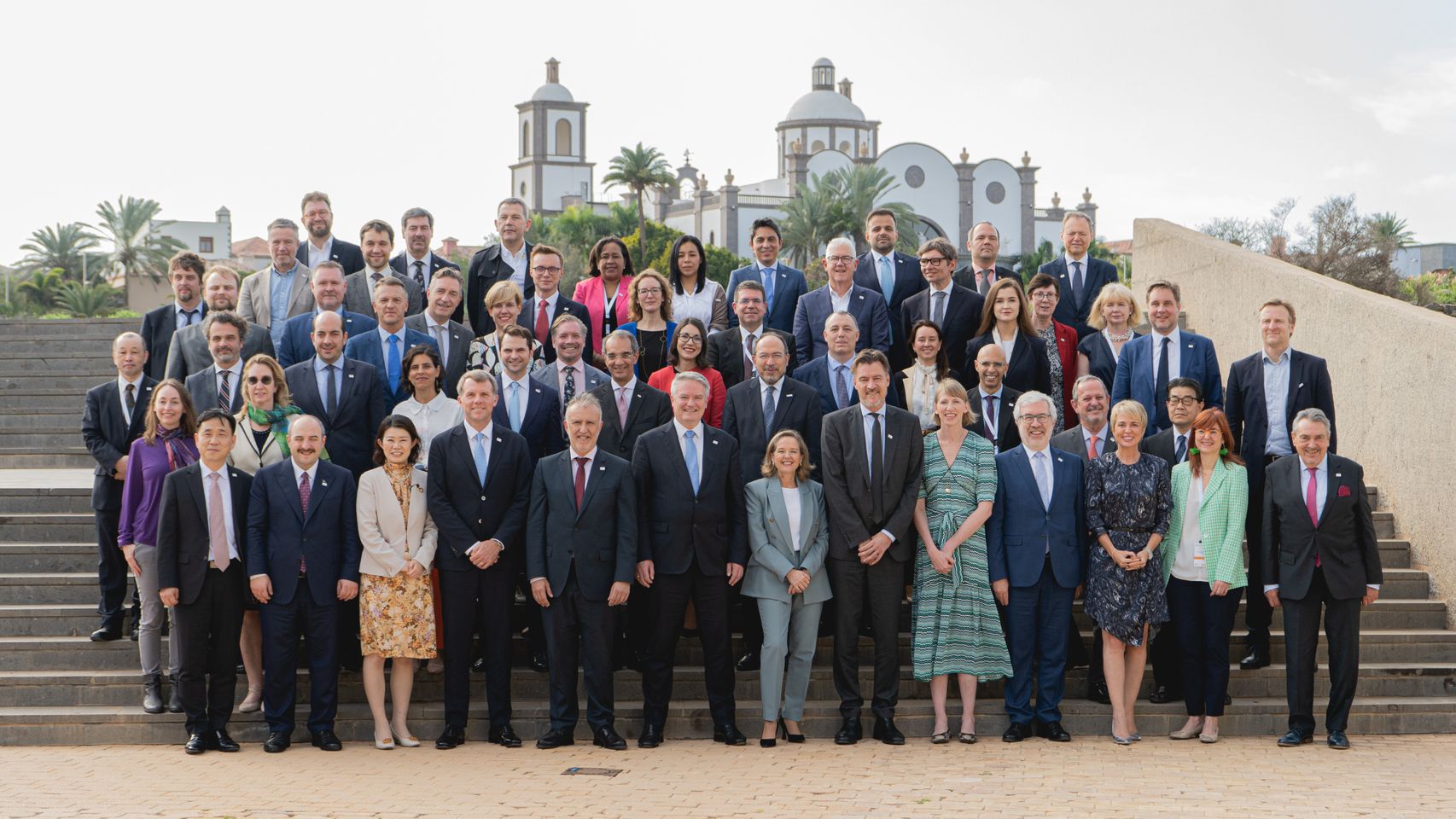 Foto de familia de las autoridades, ministros y jefes de delegación presentes en la Conferencia Ministerial de la OCDE sobre Economía Digital celebrada en Canarias.