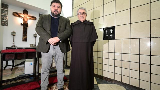Pedro Márquez y el prior de la Basílica de Nuestra Señora del Carmen Coronada de Jerez, en el columbario instalado  bajo el camarín de la Virgen.