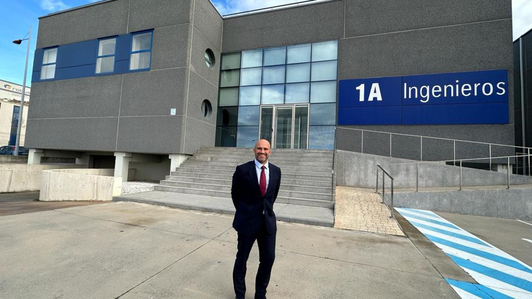 Ricardo Fortuoso, director general de 1A Ingenieros, frente a la sede de la compañía