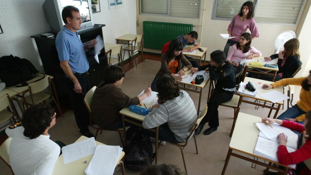Un profesor imparte docencia en un instituto de Castilla y León.