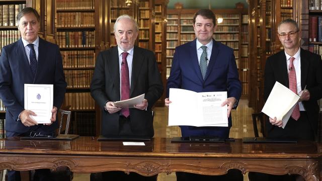 El presidente de la Junta de Castilla y León, Alfonso Fernández Mañueco, firma un convenio con el director de la Real Academia Española, Santiago Muñoz Machado; el rector de la Universidad de Salamanca, Ricardo Rivero; y el alcalde de Salamanca, Carlos García Carbayo, para el desarrollo de proyectos específicos de investigación sobre la lengua española