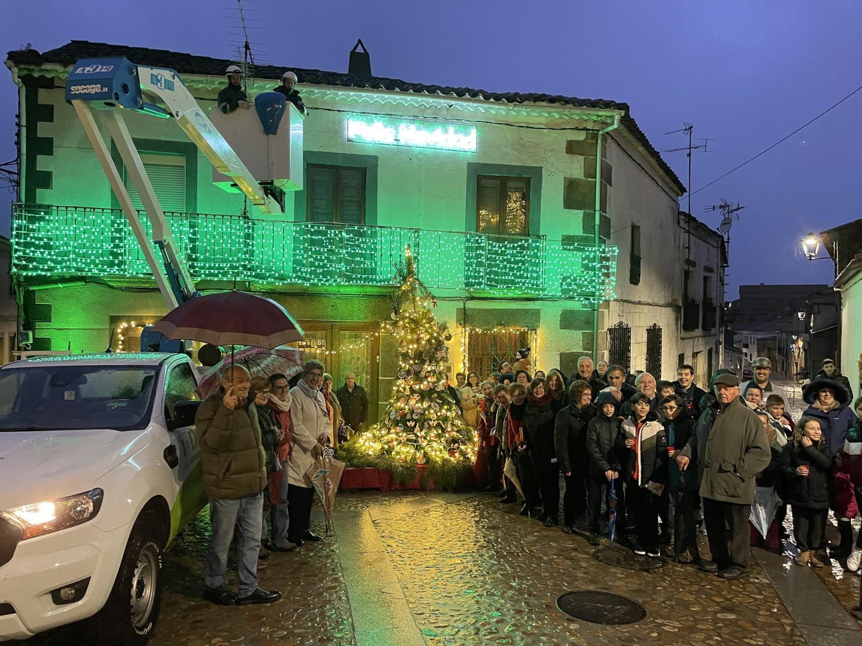 El árbol de Navidad de la Asociación de Mujeres Damajuanas de Fuenteguinaldo.